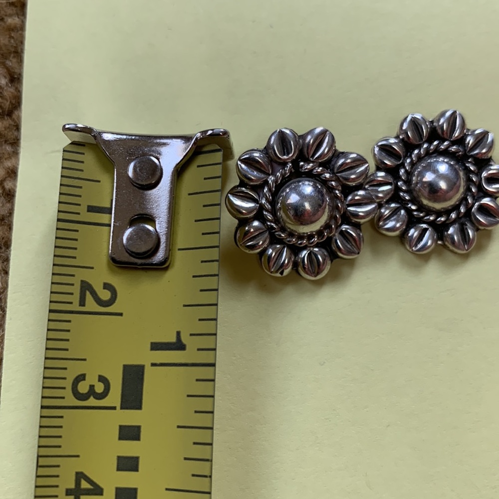 Sterling silver flower earrings - Picture 2 of 2